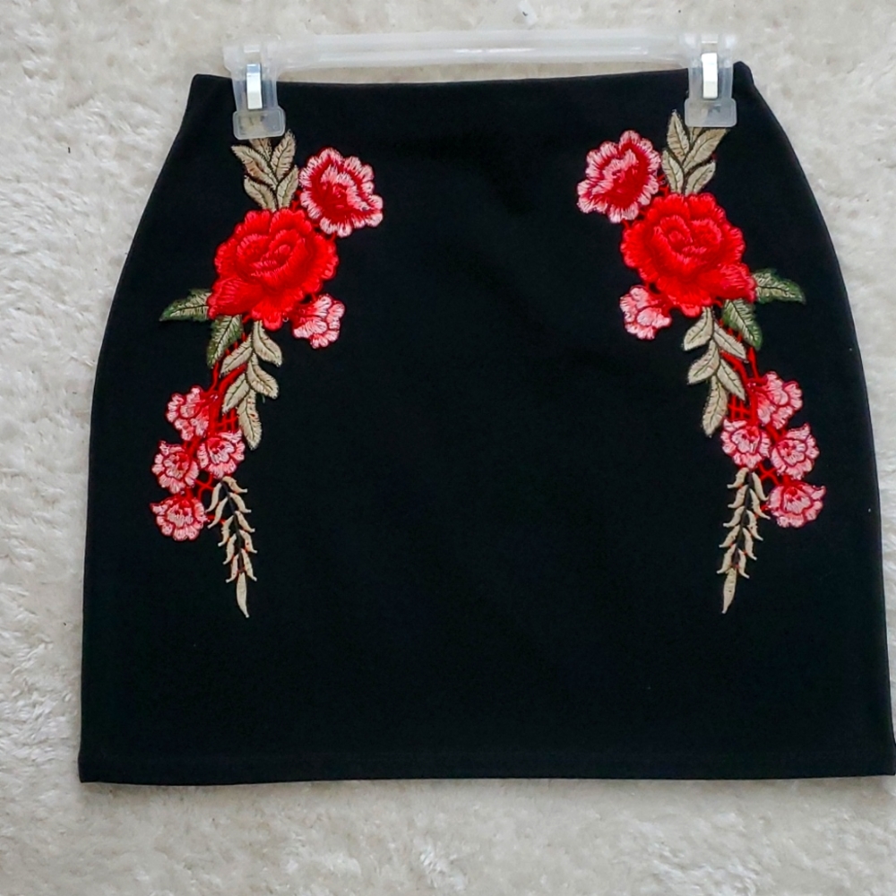 Mini skirt black with flower embroidery